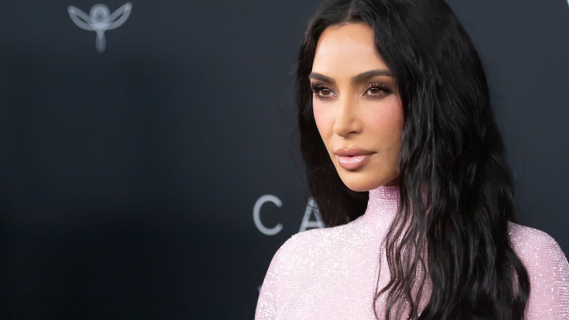 Kim Kardashian: So kennt man die US-Amerikanerin.