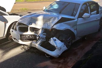 Ein beschädigter BMW nach einem heftigen Frontalzusammenstoß. Die Polizei sucht nach dem Crash nach mehreren Unfallflüchtigen.