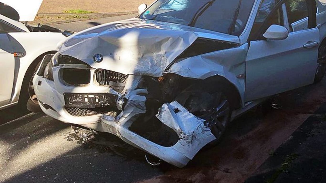 Ein beschädigter BMW nach einem heftigen Frontalzusammenstoß. Die Polizei sucht nach dem Crash nach mehreren Unfallflüchtigen.