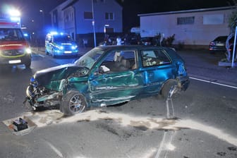 Verunfalltes Auto: Der Wagen eines Beteiligten krachte in eine Hauswand.