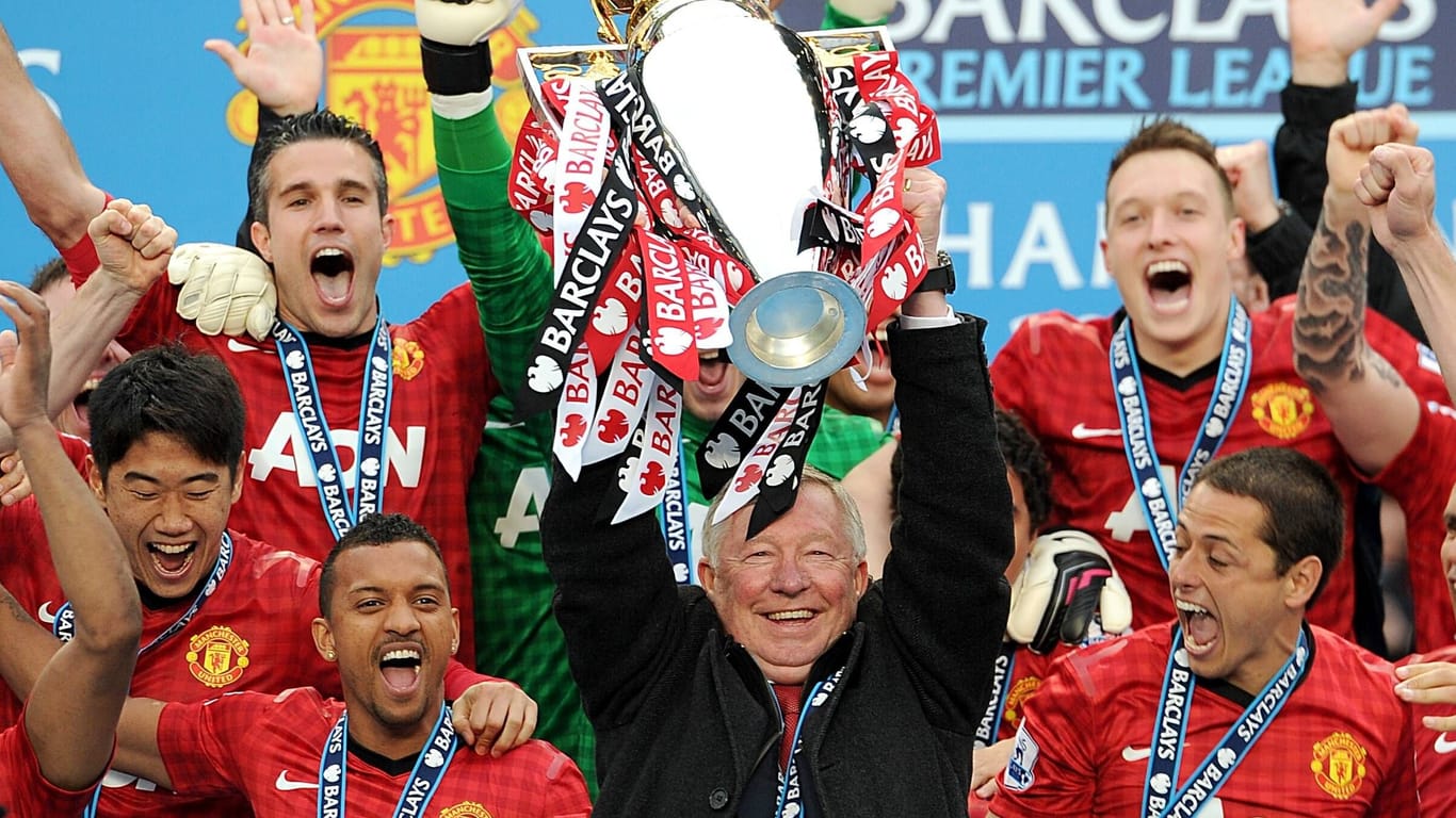 Der letzte Meistertitel für United: Sir Alex Ferguson (m.) stemmt 2013 die Trophäe in die Höhe.