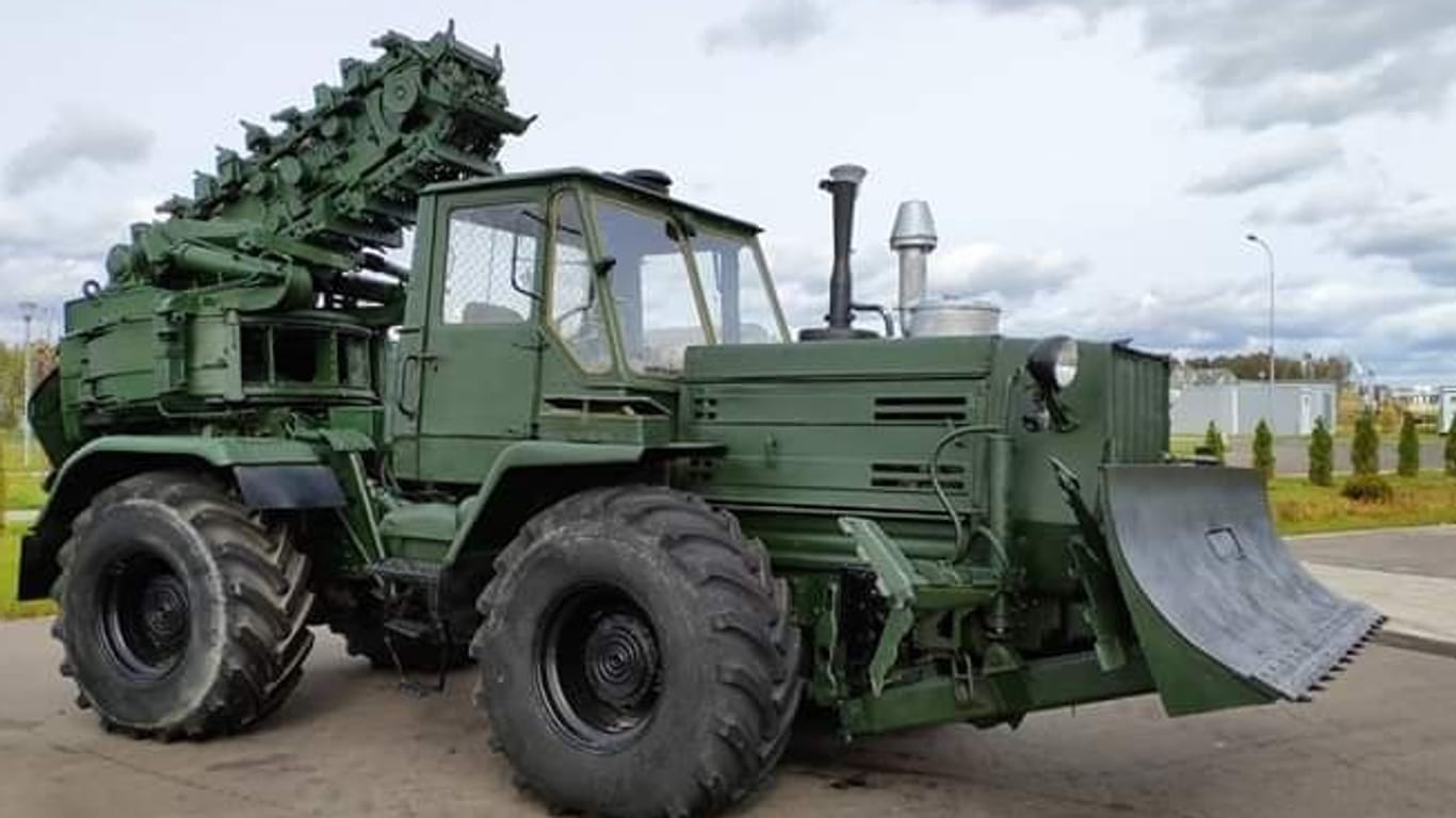Ein früherer russischer Armeetraktor vom Typ PZM-2: Auch die neue Maschine soll über eine Fräse zum Ausheben von Schützengräben verfügen. (Archivfoto)