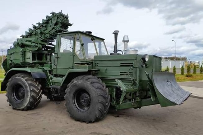 Ein früherer russischer Armeetraktor vom Typ PZM-2: Auch die neue Maschine soll über eine Fräse zum Ausheben von Schützengräben verfügen. (Archivfoto)