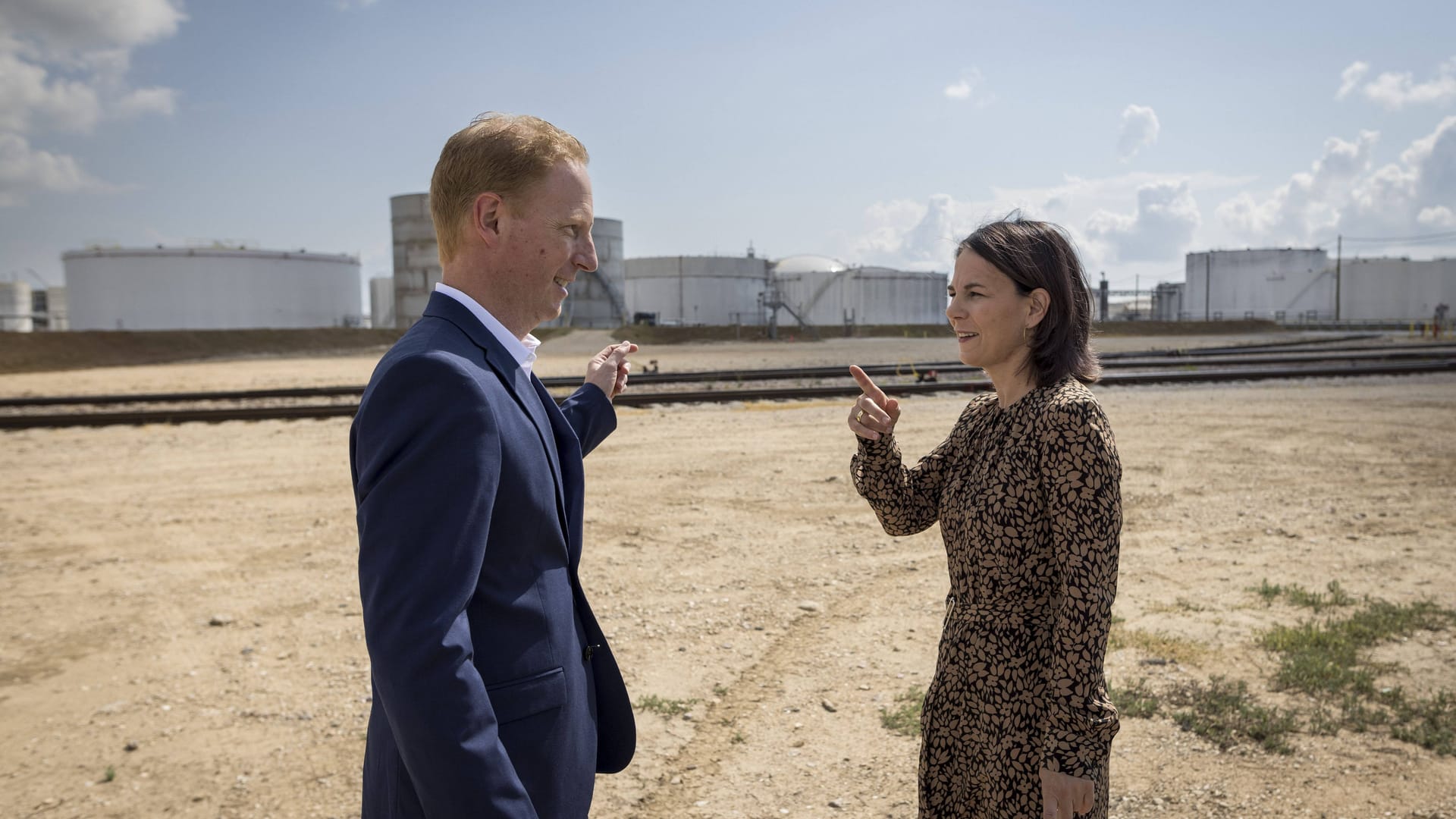 Ammoniak für die Transformation der deutschen Industrie: Annalena Baerbock vor Silos in Texas.