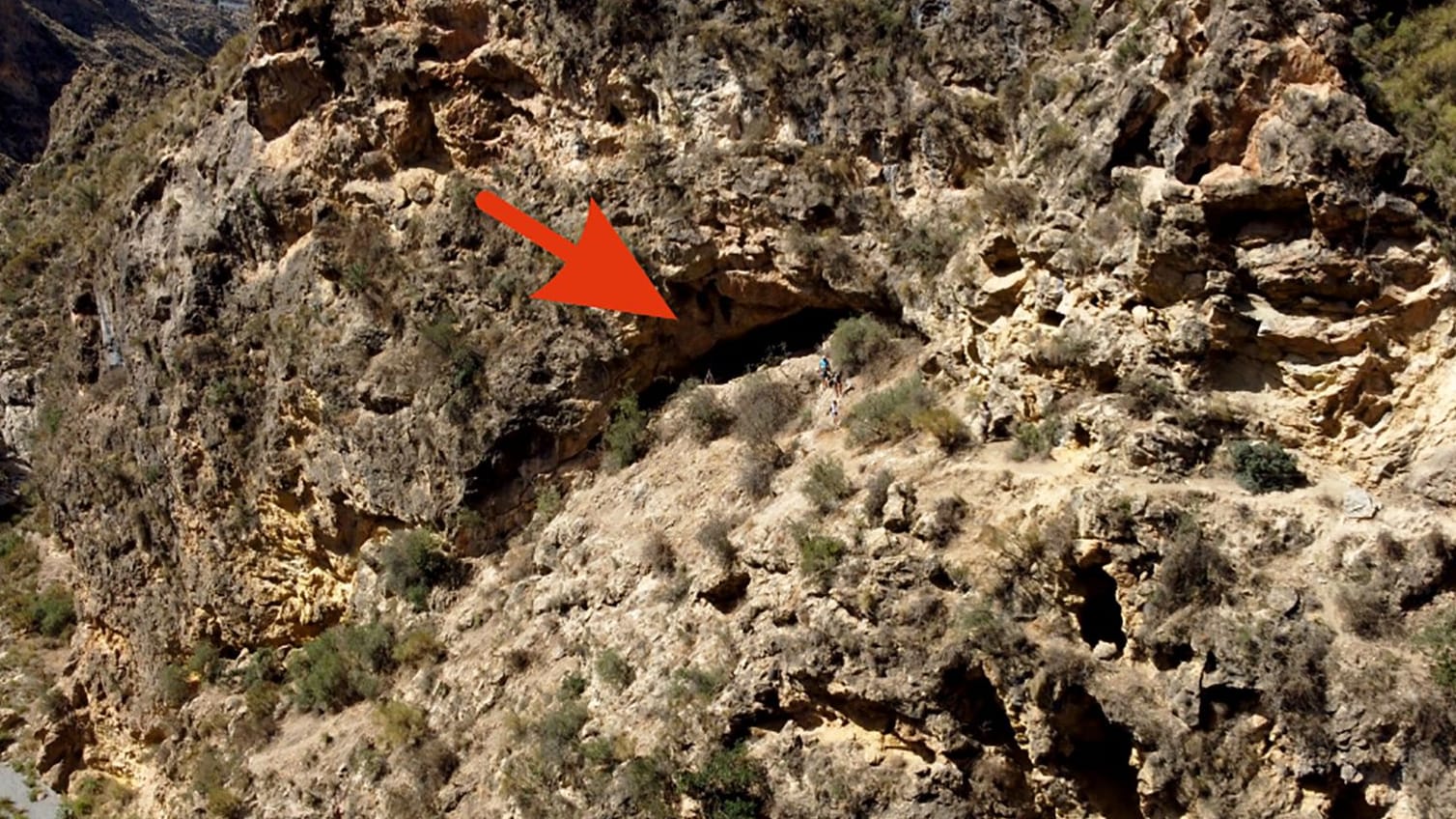 Der Eingang Cueva de los Murciélagos (Fledermaushöhle) im Südosten Spaniens (Andalusien, Albuñol).