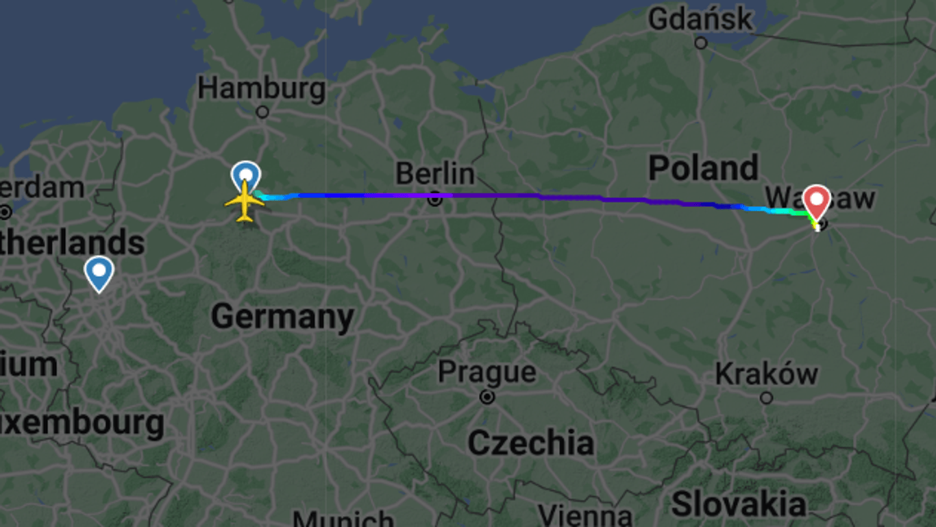Flugroute des polnischen Fliegers: Nach Düsseldorf kam er nie, setzte dafür in Hannover auf. Dann ging es wieder zurück.