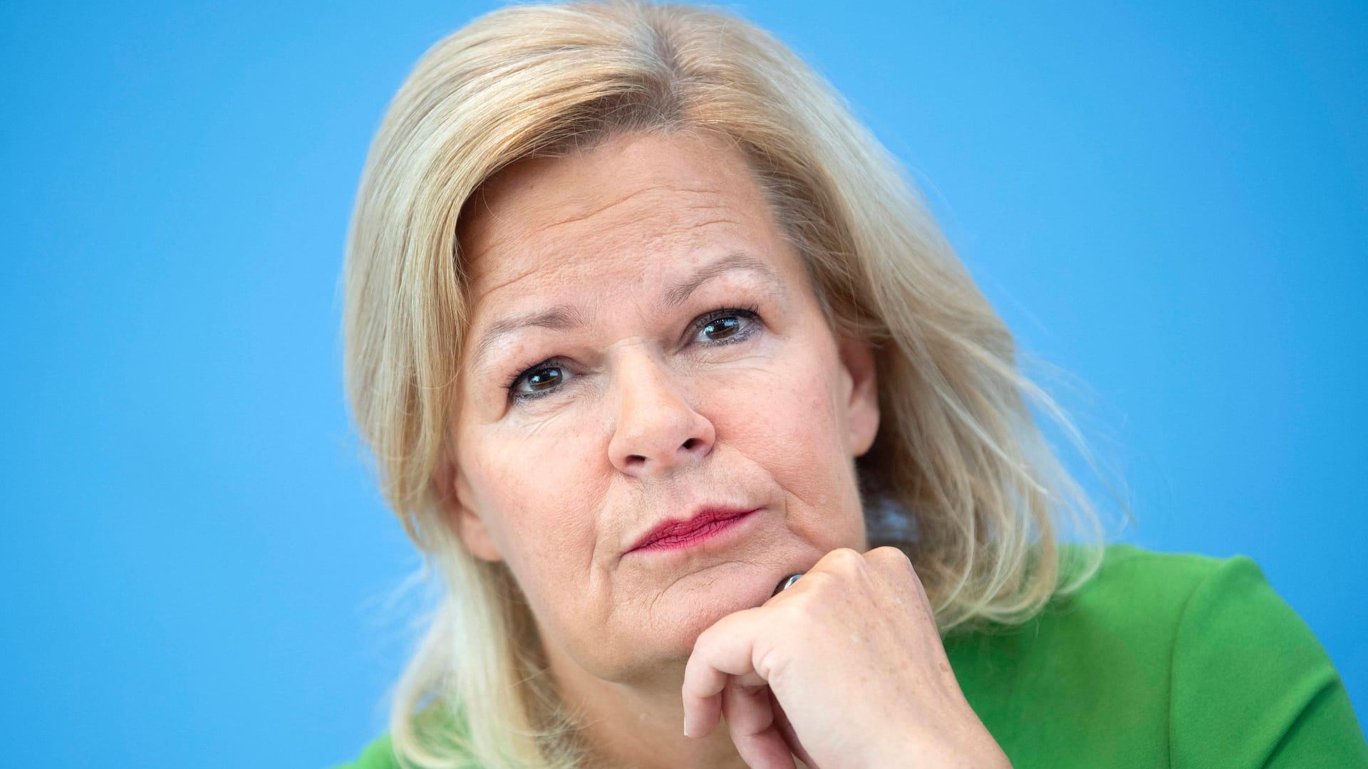 Nancy Faeser (SPD) ist aktuell selbst im Wahlkampfmodus, doch für die Taktiererei von Markus Söder hat sie kein Verständnis. Zu groß sei der Schaden, der dadurch nun entstanden sei. Nancy Faeser (SPD) ist aktuell selbst im Wahlkampfmodus, doch für die Taktiererei von Markus Söder hat sie kein Verständnis. Zu groß sei der Schaden, der dadurch nun entstanden sei.