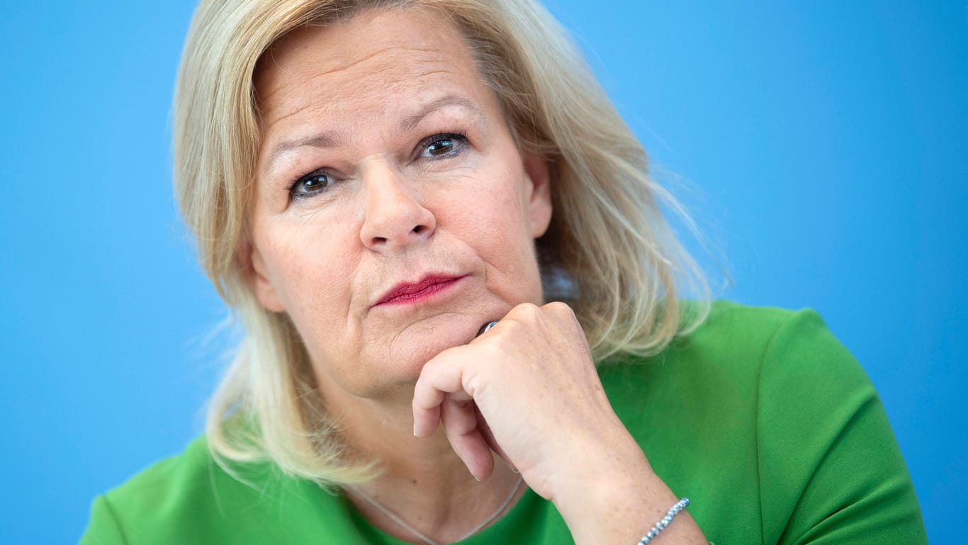 Nancy Faeser (SPD) ist aktuell selbst im Wahlkampfmodus, doch für die Taktiererei von Markus Söder hat sie kein Verständnis. Zu groß sei der Schaden, der dadurch nun entstanden sei.