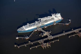 Luftaufnahme der "Höegh Esperanza" am LNG-Terminal Wilhelmshaven (Archivfoto): Seit Januar sind hier rund 30 LNG-Ladungen angekommen.