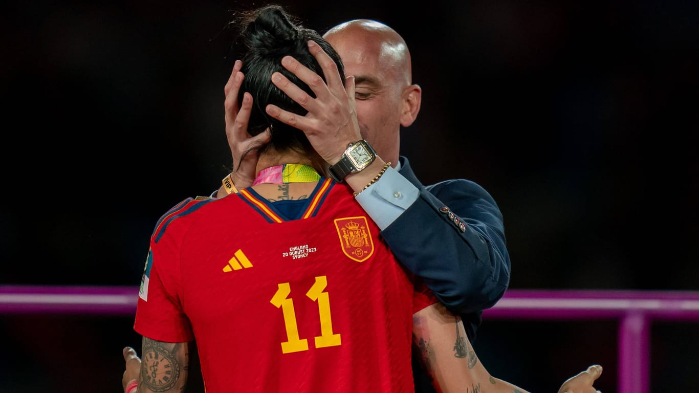 Skandalmoment nach dem WM-Finale: Luis Rubiales küsst Jennifer Hermoso auf den Mund.