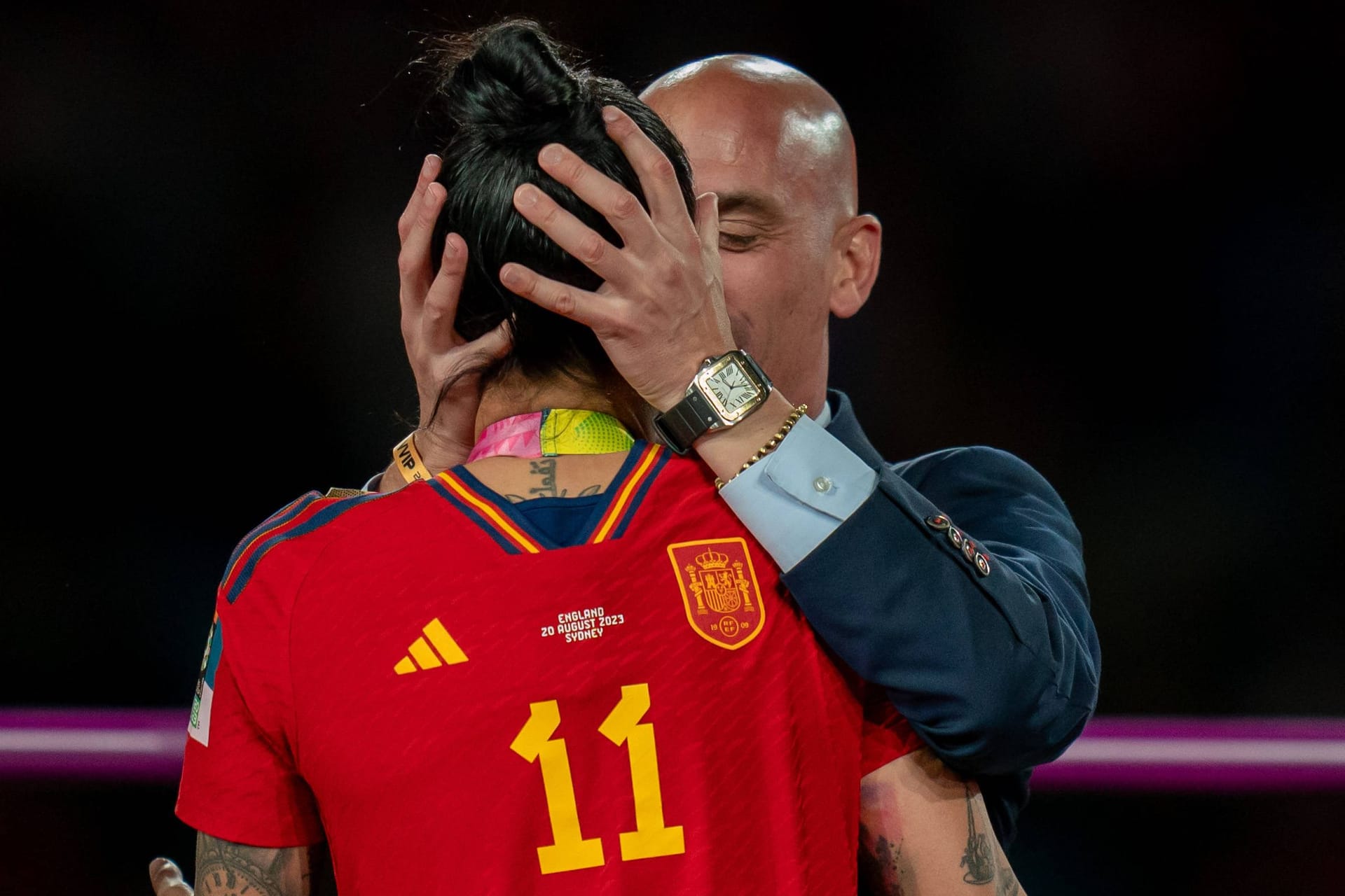 Skandalmoment nach dem WM-Finale: Luis Rubiales küsst Jennifer Hermoso auf den Mund.