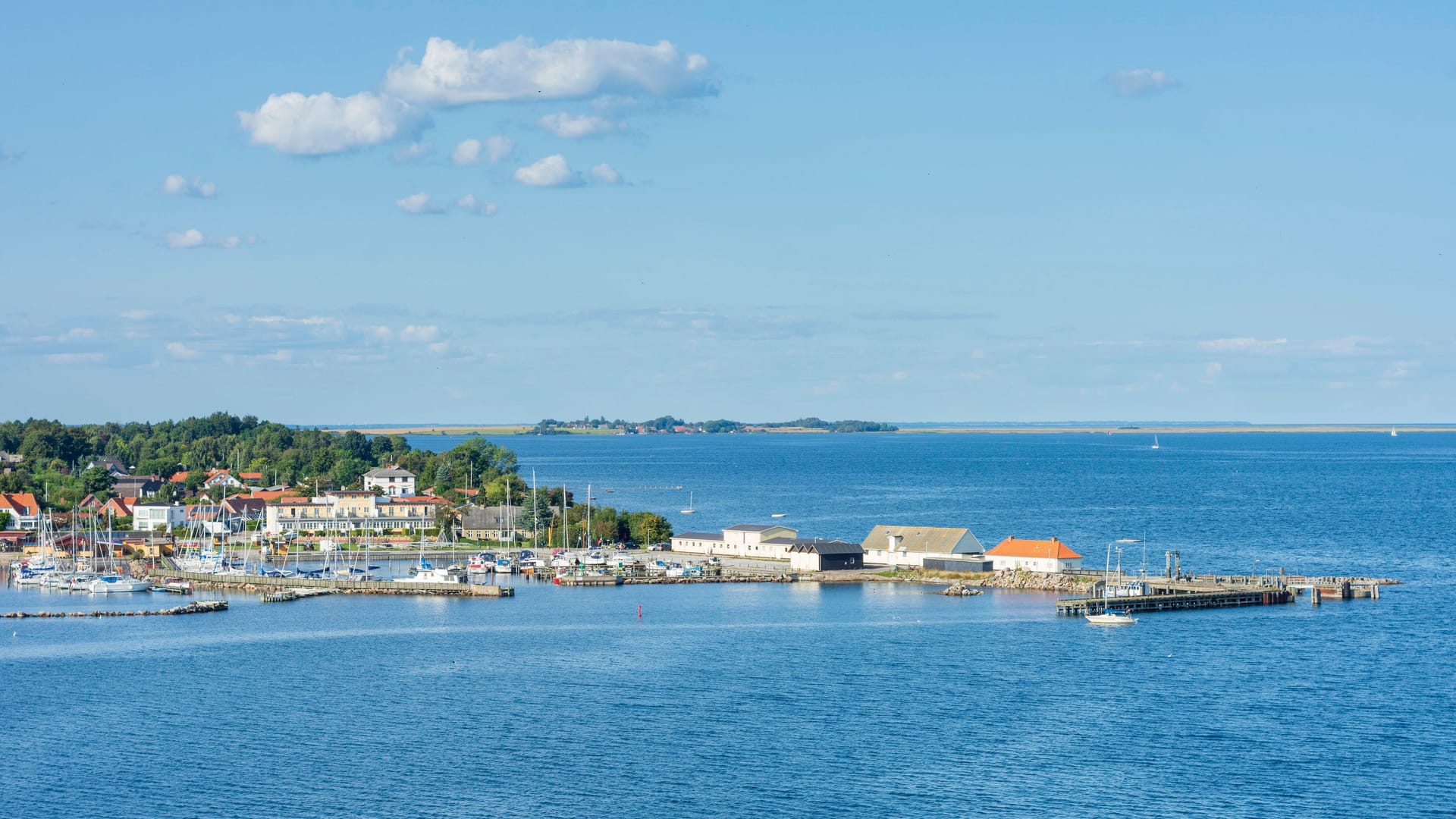 Blick auf den Hafen von Kalvehalve auf der Insel Seeland (Symbolbild): Vor der dänischen Küste wurde die Leiche eines Deutschen aufgefunden.