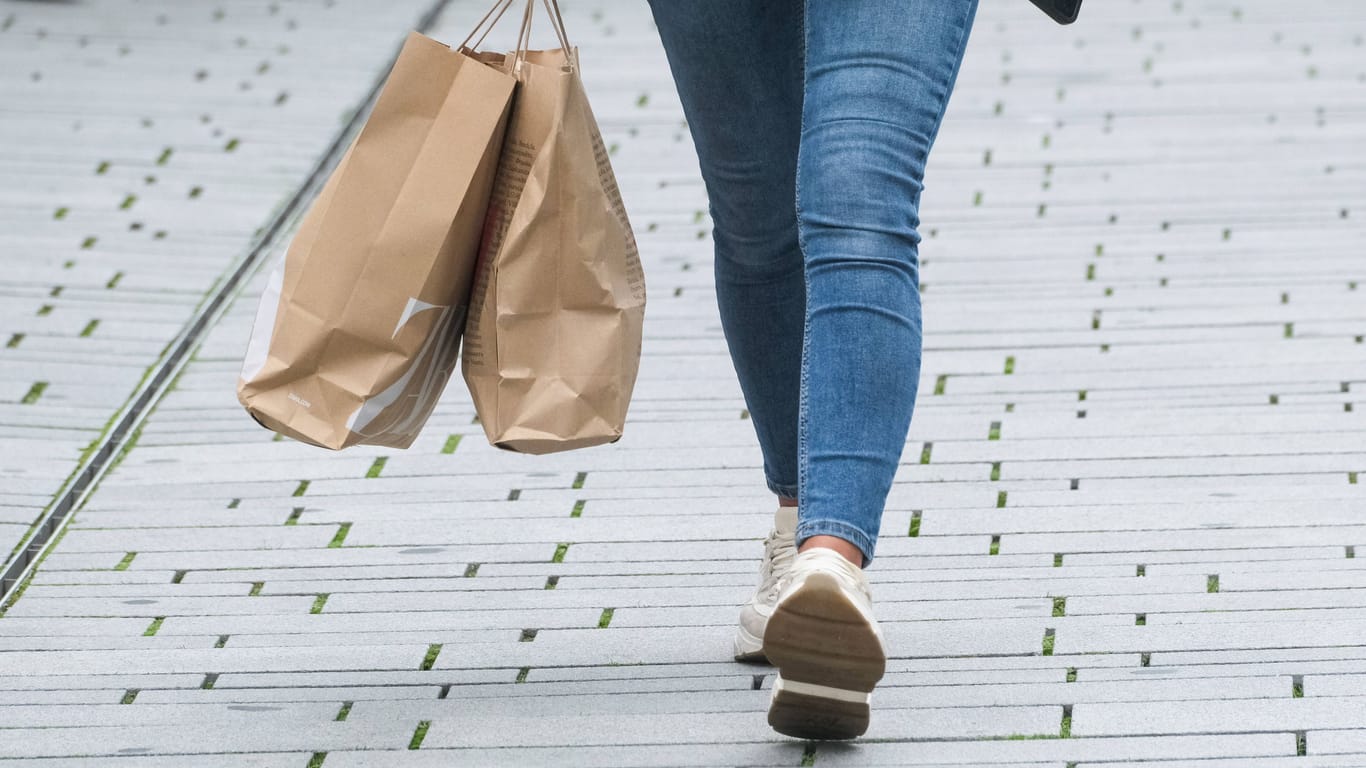 Frau mit zwei Shoppingtüten (Symbolbild): Der private Konsum gibt den Experten einen Grund zur Hoffnung.
