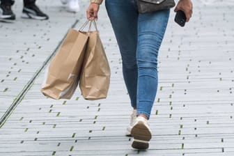 Frau mit zwei Shoppingtüten (Symbolbild): Der private Konsum gibt den Experten einen Grund zur Hoffnung.