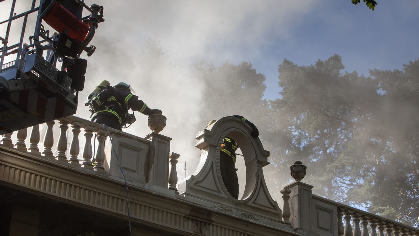 Feuer in einer Villa in Hausbruch am Schanzengrund. 170 Feuerwehrleute sind im Einsatz