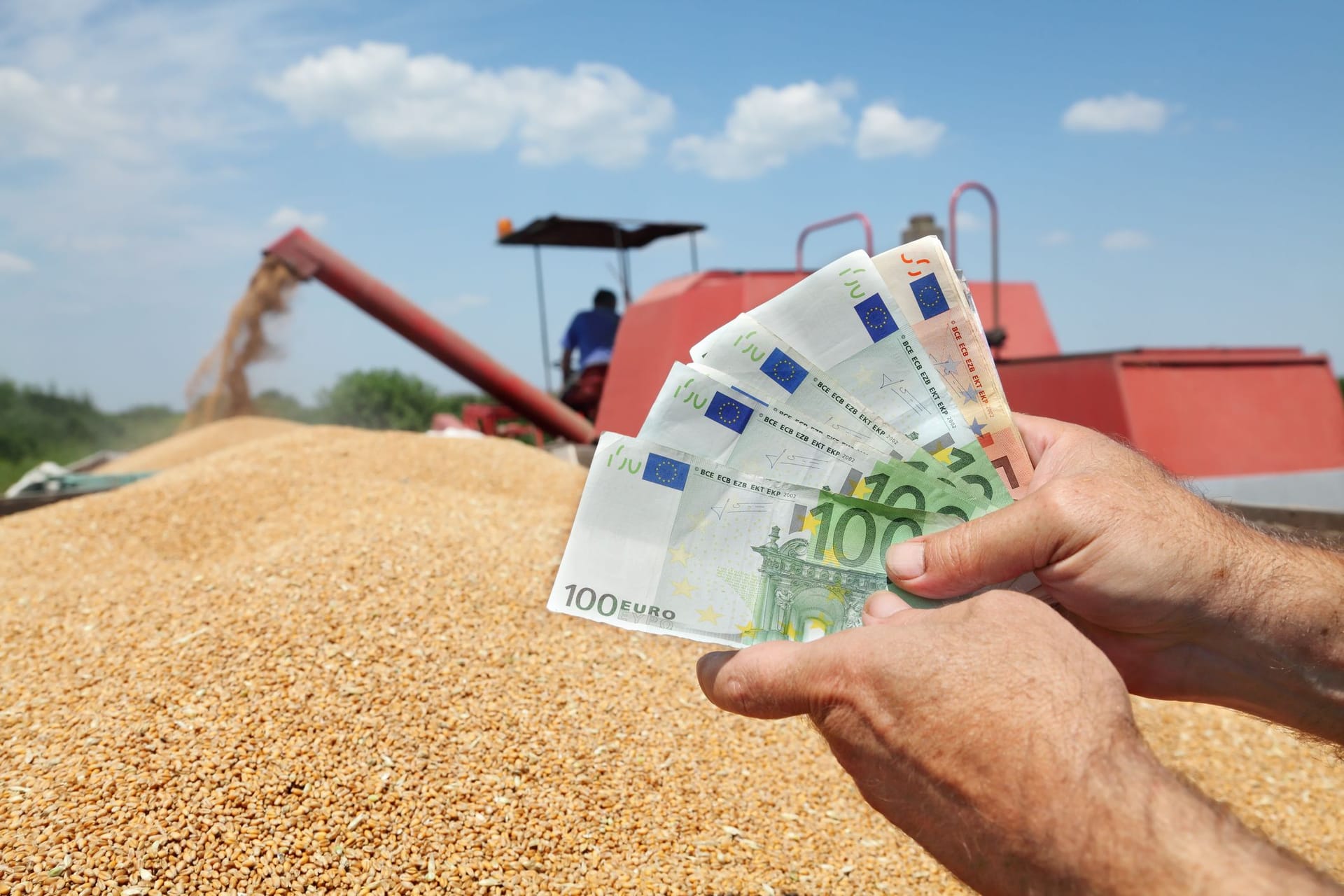 Lohnarbeiter auf dem Feld wird für seine Arbeit bezahlt.