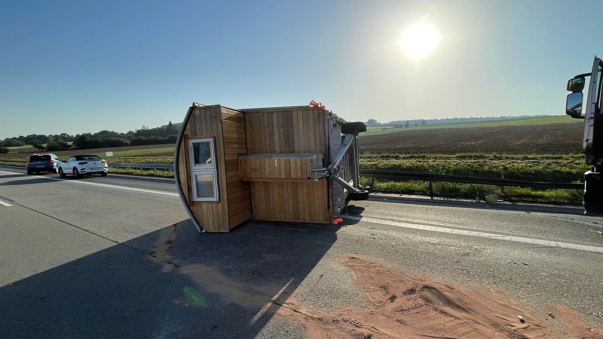 Ein Bus ist mit einem Tiny House ins Schleudern geraten und umgekippt.