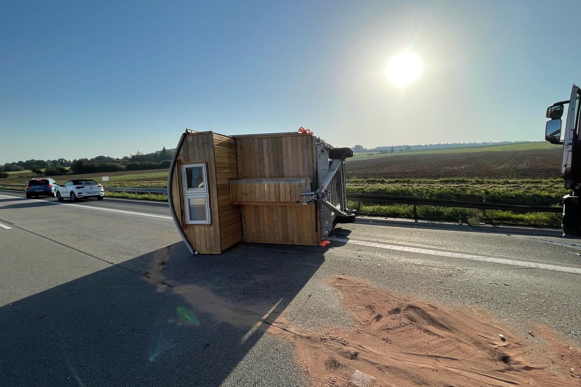 Ein Bus ist mit einem Tiny House ins Schleudern geraten und umgekippt.