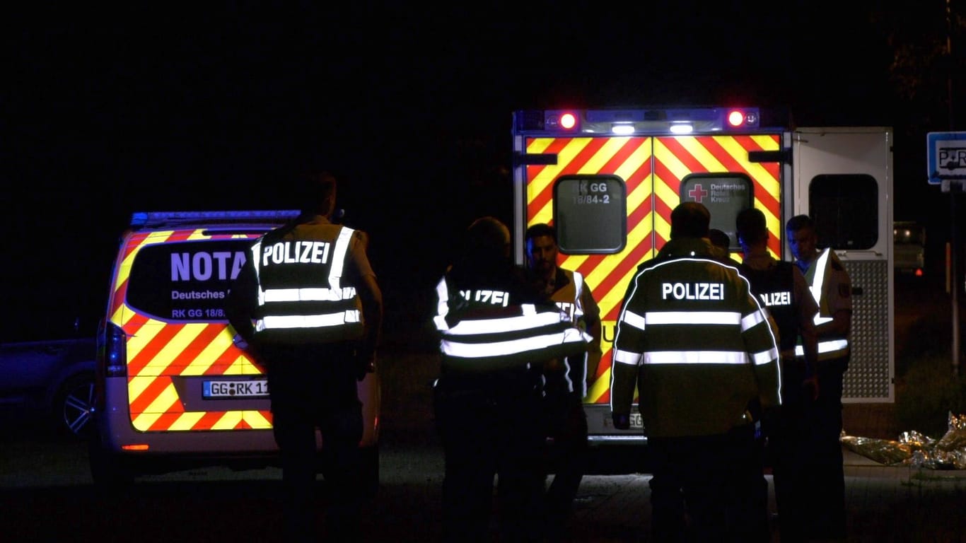 Einsatzkräfte am Bahnhof in Klein-Gerau: Hier hat sich am frühen Samstagmorgen ein tragischer Unfall ereignet.