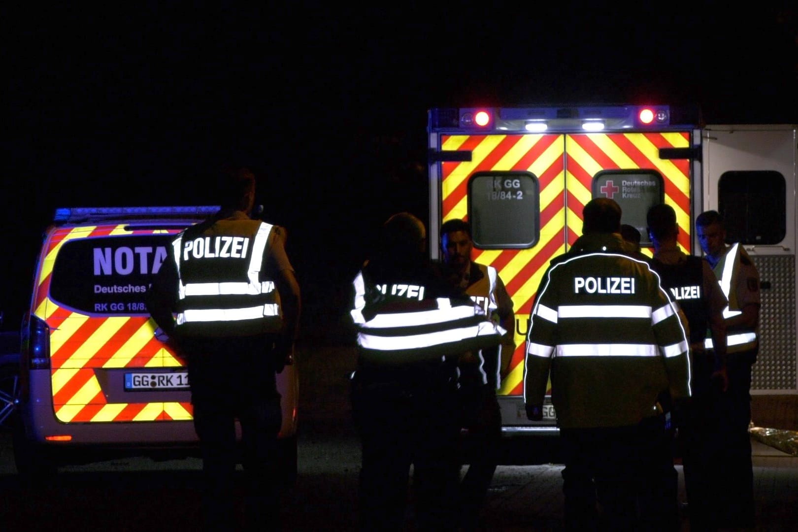 Einsatzkräfte am Bahnhof in Klein-Gerau: Hier hat sich am frühen Samstagmorgen ein tragischer Unfall ereignet.