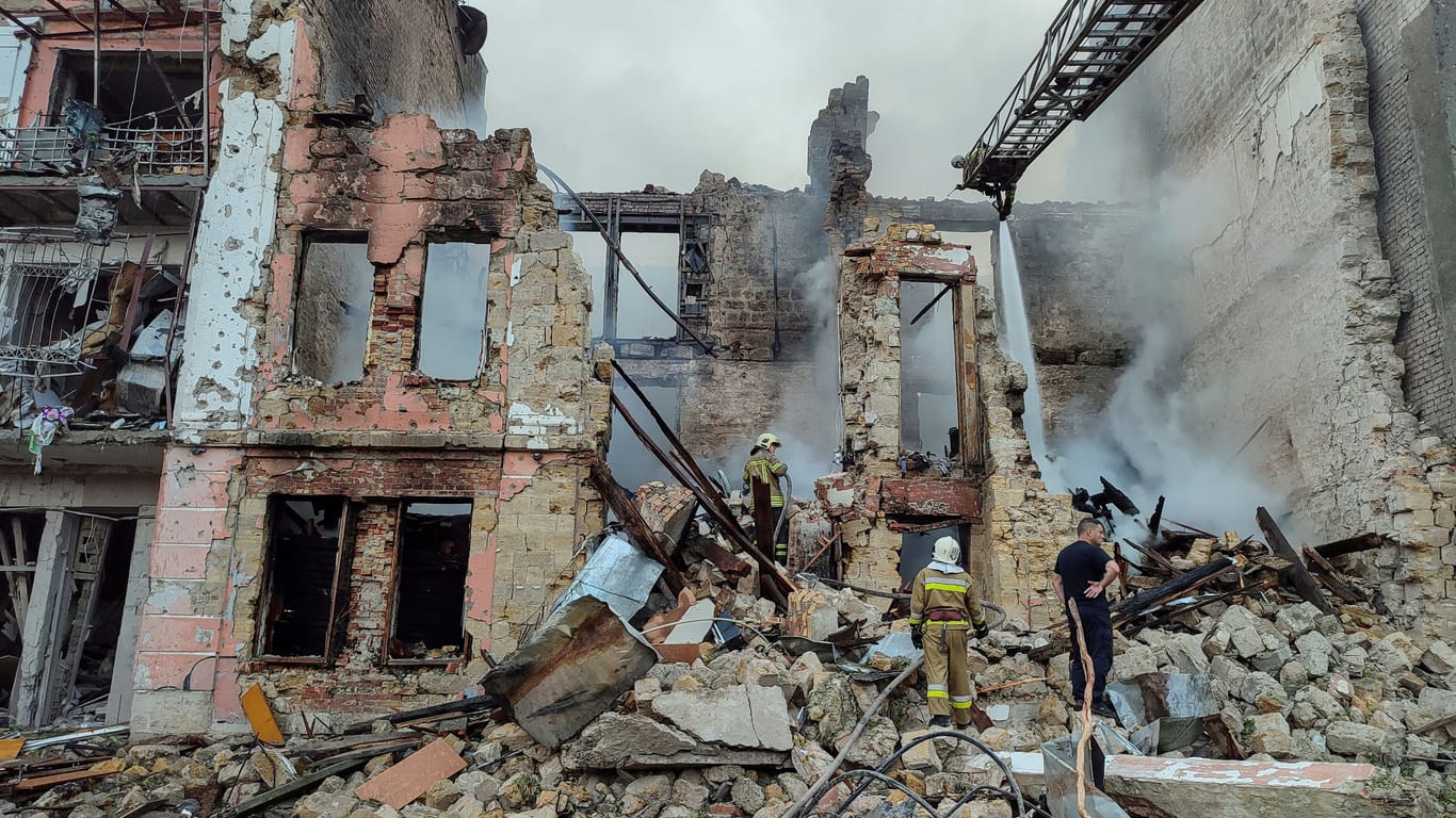 Zerstörtes Gebäude in Mykolaiv (Archivbild): Die Ukraine verteidigt sich seit Februar 2022 gegen den russischen Angriffskrieg.
