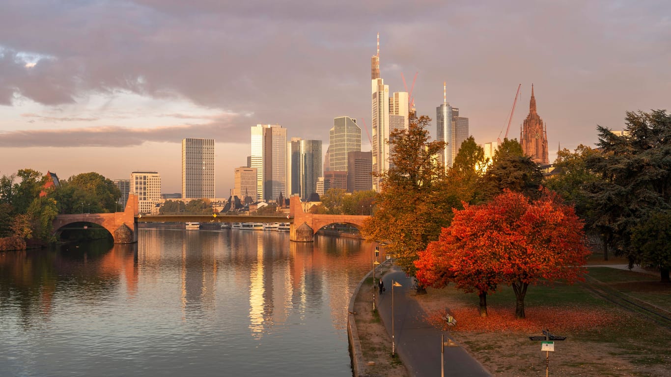 Skyline, Hochhäuser im Bankenviertel im Morgenlicht, Alte Brücke über den Main, Sonnenaufgang, Herbst, Frankfurt am Main, Hessen, Deutschland, Europa *** Skyline, skyscrapers in the banking district in the morning light, Old Bridge over the Main, sunrise, autumn, Frankfurt am Main, Hesse, Germany,