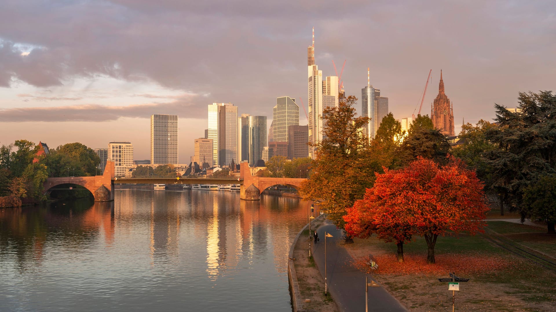 Skyline, Hochhäuser im Bankenviertel im Morgenlicht, Alte Brücke über den Main, Sonnenaufgang, Herbst, Frankfurt am Main, Hessen, Deutschland, Europa *** Skyline, skyscrapers in the banking district in the morning light, Old Bridge over the Main, sunrise, autumn, Frankfurt am Main, Hesse, Germany, Skyline, Hochhäuser im Bankenviertel im Morgenlicht, Alte Brücke über den Main, Sonnenaufgang, Herbst, Frankfurt am Main, Hessen, Deutschland, Europa *** Skyline, skyscrapers in the banking district in the morning light, Old Bridge over the Main, sunrise, autumn, Frankfurt am Main, Hesse, Germany,