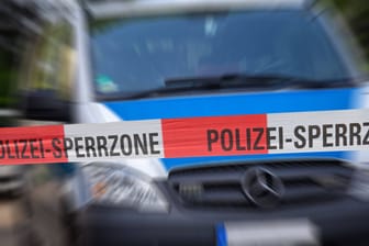 Polizeiabsperrung mit Polizeiauto im Hintergrund (Symbolbild): Trotz aller Bemühungen der Rettungskräfte verstarb die Frau in der Wohnung.