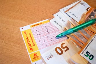 Lottoschein mit Geldscheinen (Symbolfoto): Ein Hamburger Rentner ist nun Millionär.