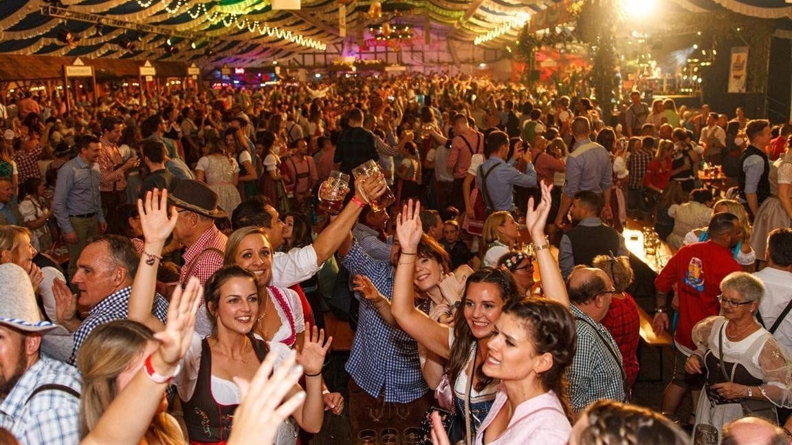 Viele Besucher feiern das Oktoberfest in Frankfurt in einem Festzelt