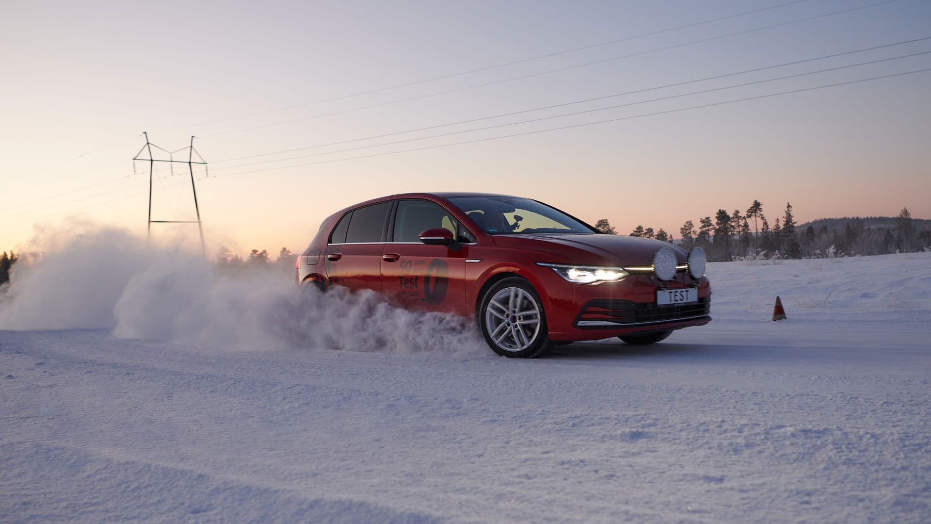 Durch den Schnee: Markenreifen schnitten besonders gut ab im Test.