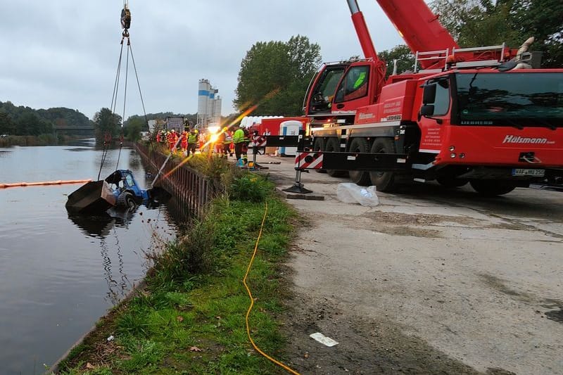 Mit einem Spezialkran heben Einsatzkräfte einen Radlader aus einem Arm des Dortmund-Ems-Kanals (Archivbild).