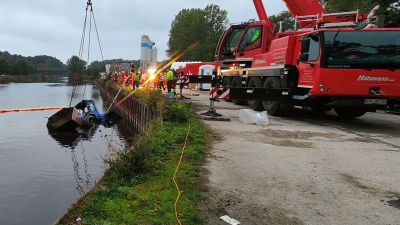 Mit einem Spezialkran heben Einsatzkräfte einen Radlader aus einem Arm des Dortmund-Ems-Kanals (Archivbild).