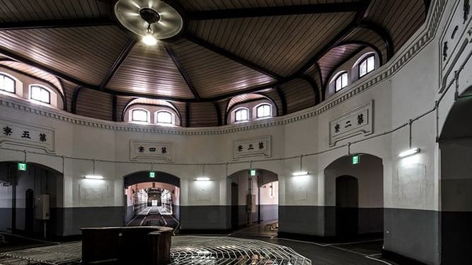 Das zentrale Wachenhaus im früheren Gefängnis von Nara: Gut zu erkennen sind auch die Gitterstäbe im Boden.