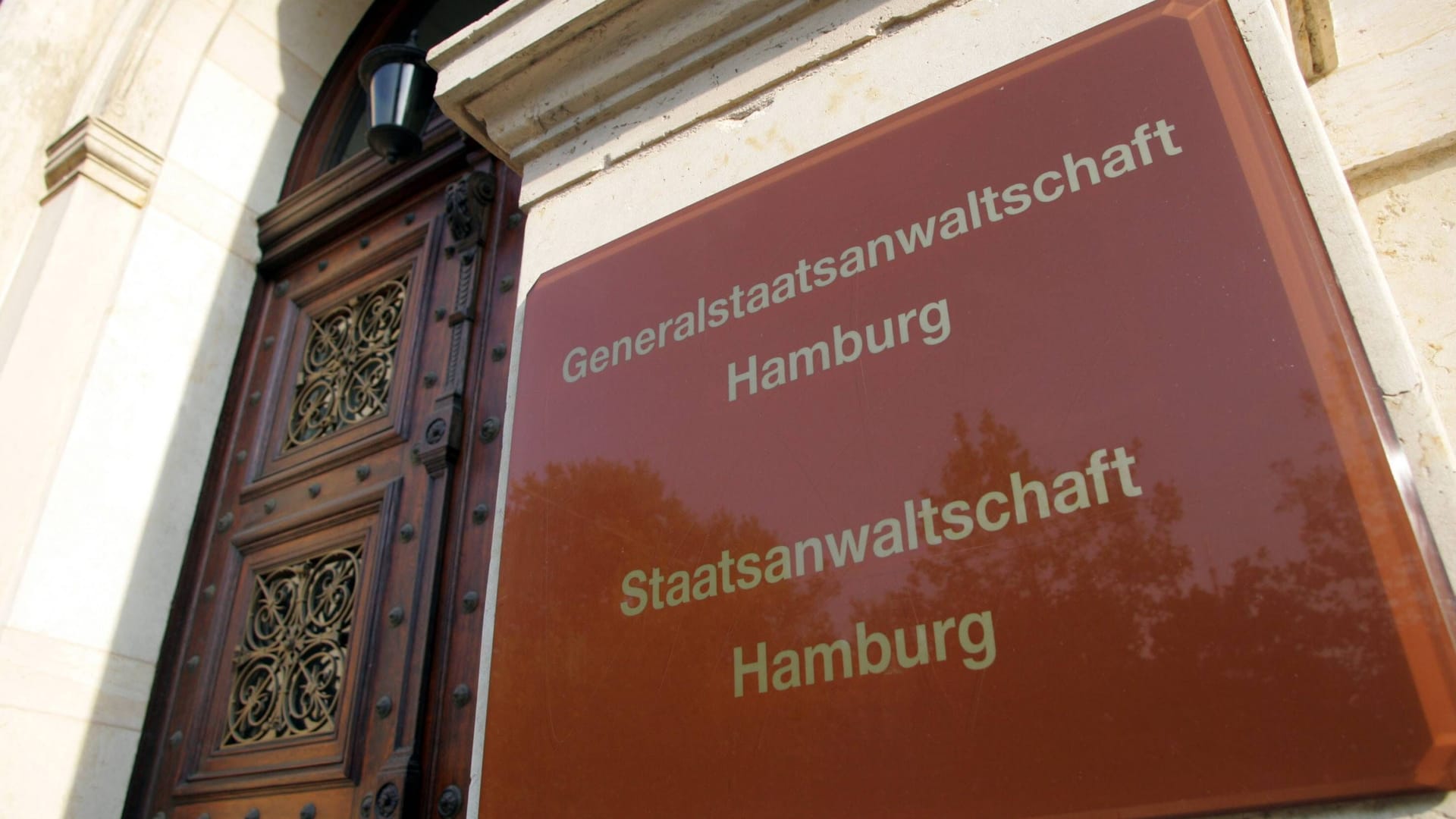 Schild am Eingang zur Generalstaatsanwaltschaft und Staatsanwaltschaft in Hamburg (Symbolbild): Es wird eine lange Haftstrafe gefordert.