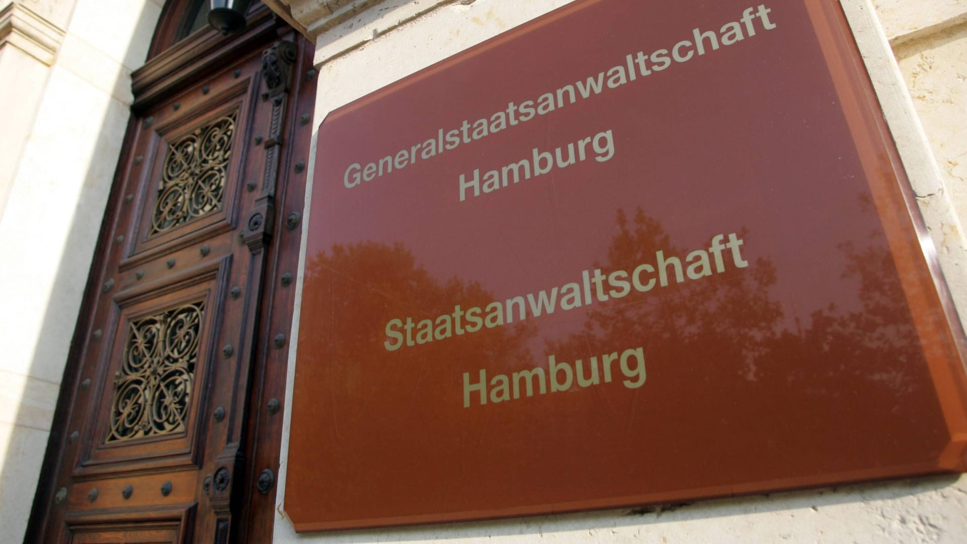 Schild am Eingang zur Generalstaatsanwaltschaft und Staatsanwaltschaft in Hamburg (Archivfoto): Die Hansestadt hinkt hinterher.