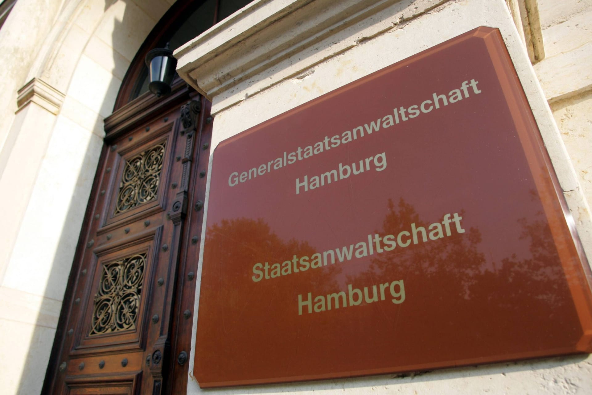 Schild am Eingang zur Generalstaatsanwaltschaft und Staatsanwaltschaft in Hamburg (Archivfoto): Die Hansestadt hinkt hinterher.