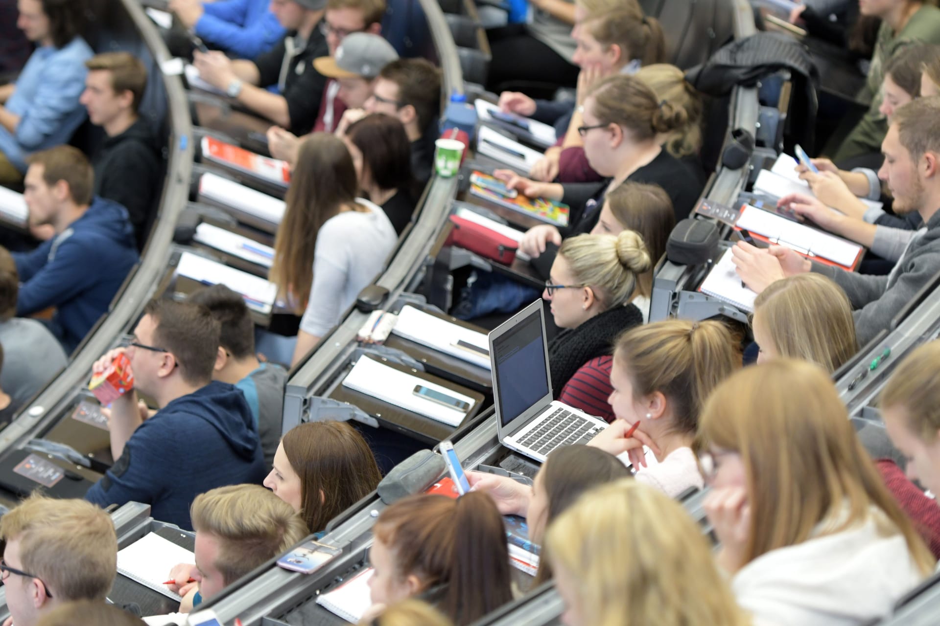 Studierende im Hörsaal (Symbolbild): Insgesamt kamen acht deutsche Unis in die Top 100.