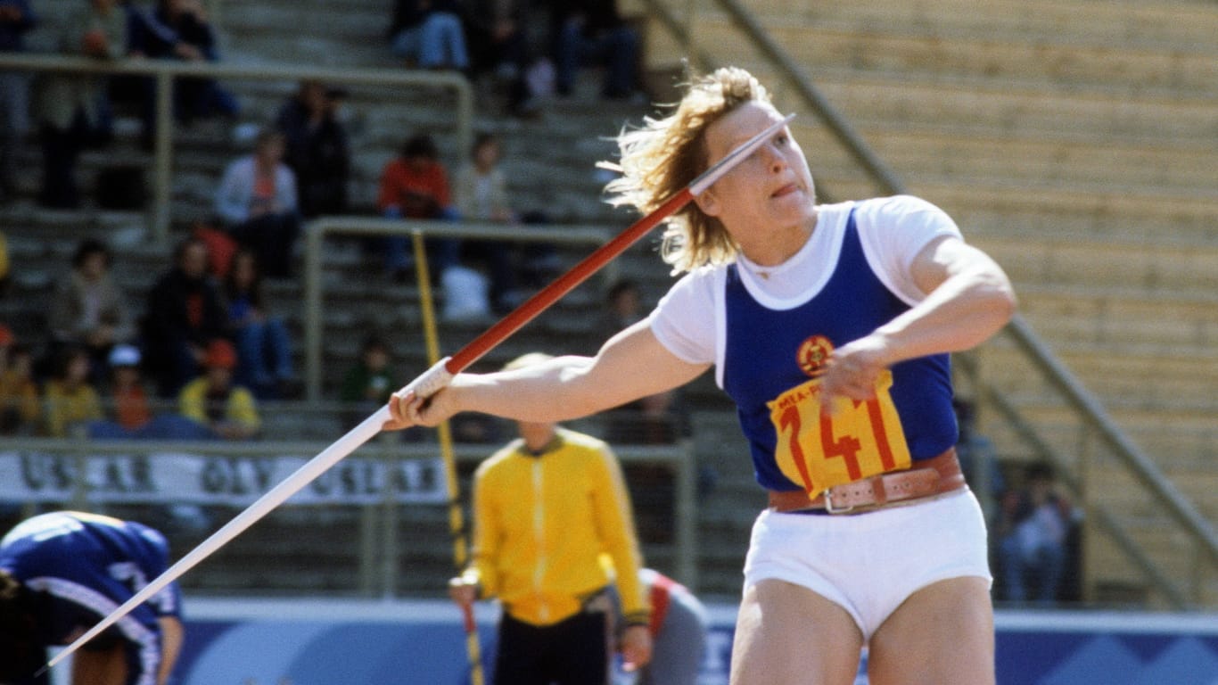 Ruth Fuchs bei der EM 1978 während eines Speerwurfs.