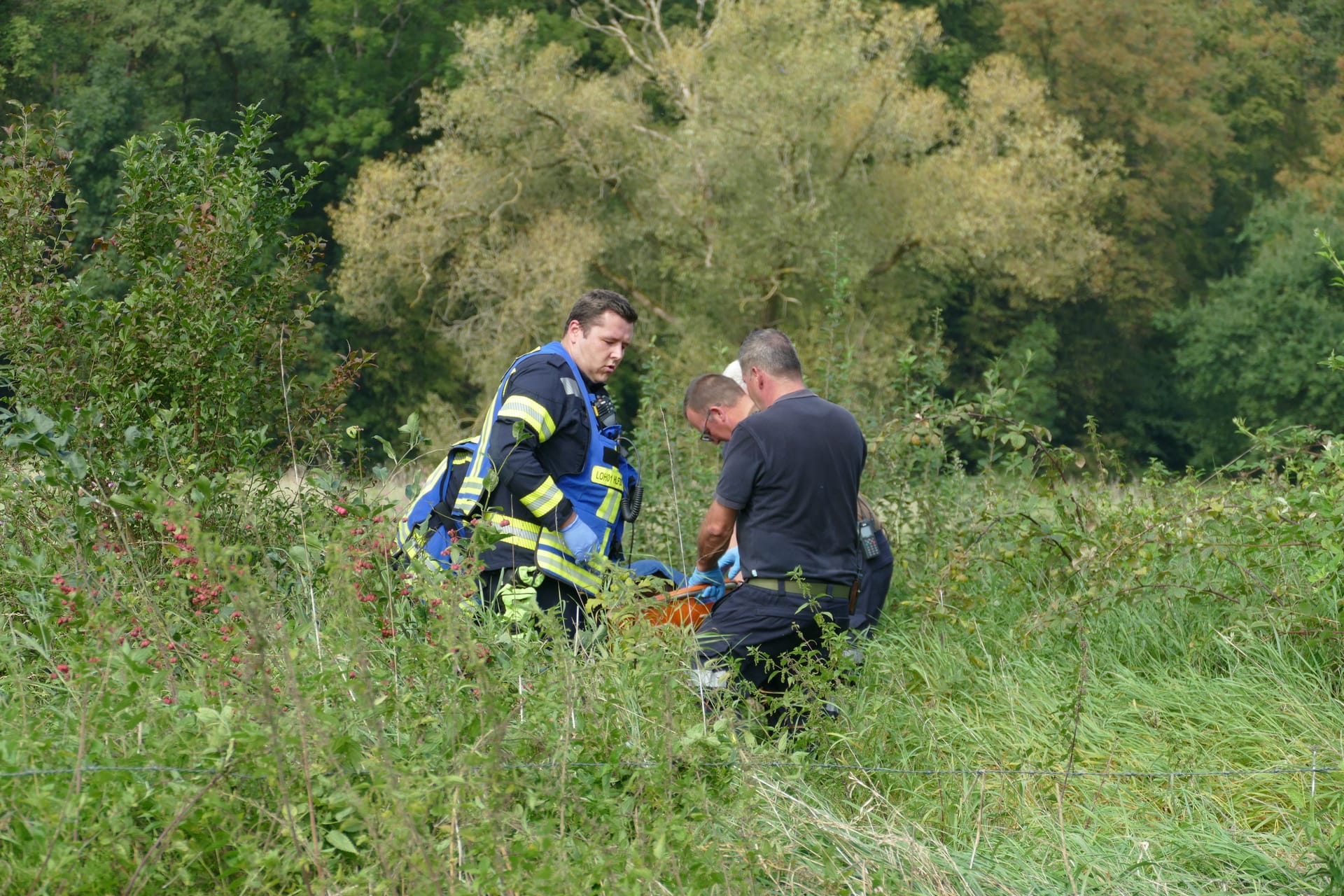 Einsatzkräfte bergen die Tote: Passanten hatten die Leiche in der Agger entdeckt.