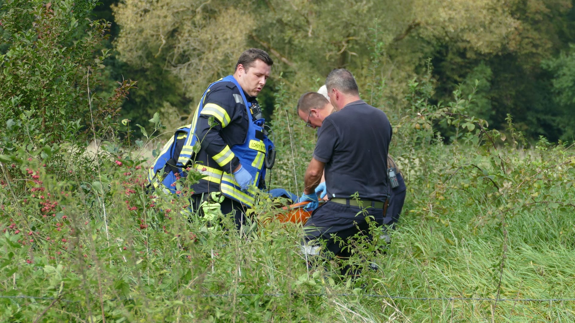 Einsatzkräfte bergen die Tote: Passanten hatten die Leiche in der Agger entdeckt.