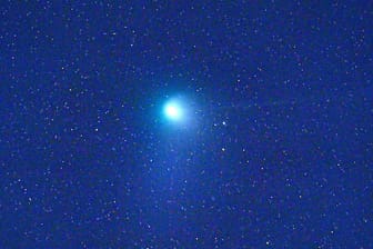 Erst kürzlich entdeckt: Der grüne Komet C/2022 E3 (ZTF) kam bereits im Februar an der Erde vorbei.