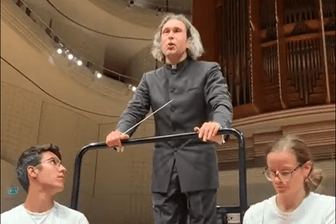 Klimaaktivisten auf der Bühne in Luzern: Der Dirigent möchte sie aussprechen lassen.