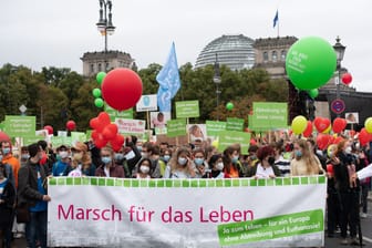 Berlin: Teilnehmer und Teilnehmerinnen der Demonstration "Marsch für das Leben" protestieren 2021 unweit des Reichstages gegen Abtreibungen.