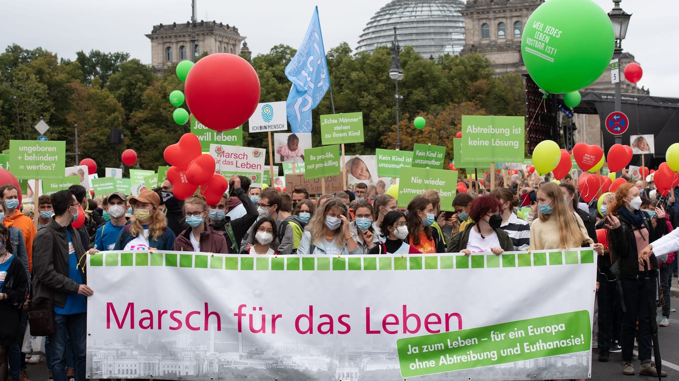 Berlin: Teilnehmer und Teilnehmerinnen der Demonstration "Marsch für das Leben" protestieren 2021 unweit des Reichstages gegen Abtreibungen.
