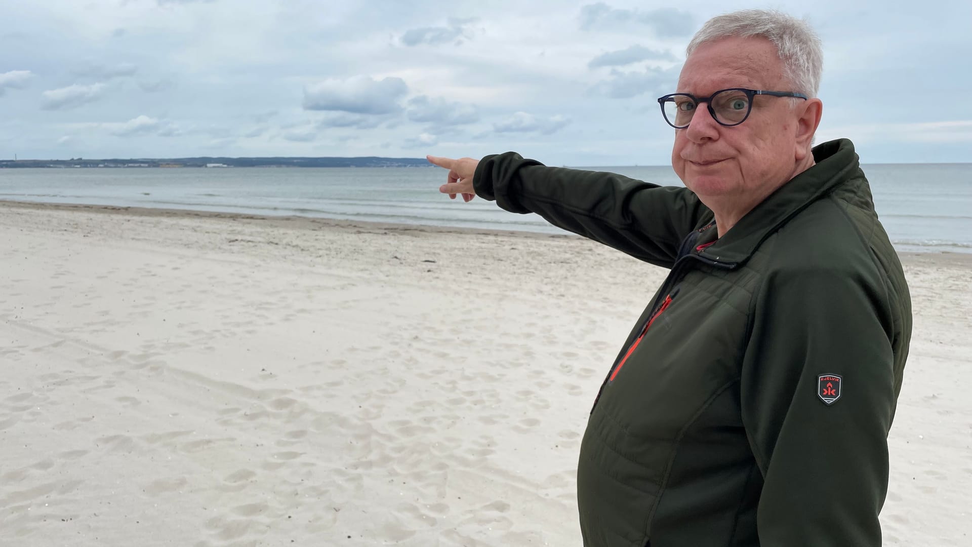 Michael Schade deutet auf den Mukraner Hafen, der für das Bauprojekt ausgebaggert wird.