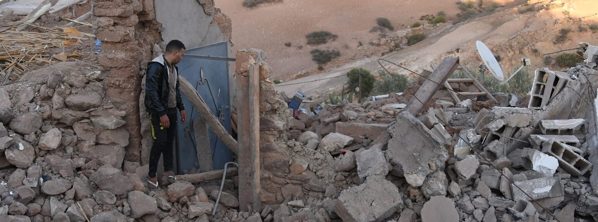 Ein Mann geht zwischen den Trümmern eines zerstörten Gebäudes in der Nähe von Marrakesch: Ein Nachbeben hat Marokko am Sonntagmorgen nochmals erschüttert.