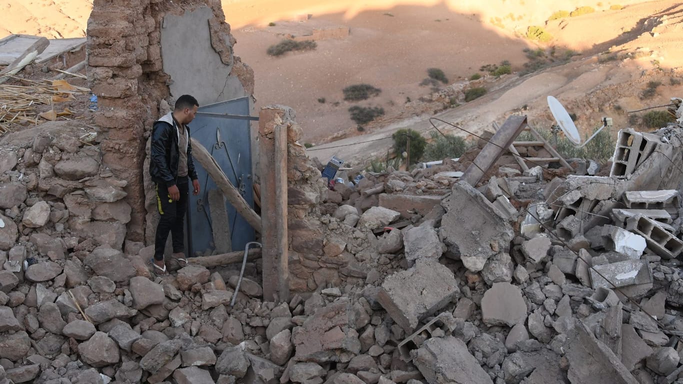 Ein Mann geht zwischen den Trümmern eines zerstörten Gebäudes in der Nähe von Marrakesch: Ein Nachbeben hat Marokko am Sonntagmorgen nochmals erschüttert.