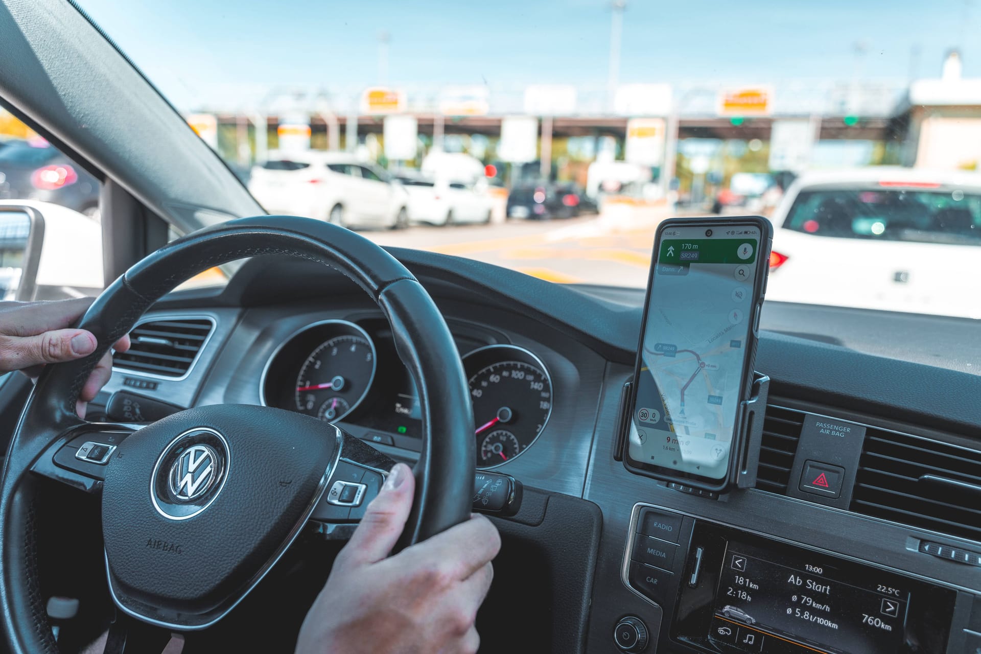 Ein Handy mit Google Maps in einem Auto (Symbolbild): In den USA soll das Navi einen Mann zu einer eingestürzten Brücke geführt haben.