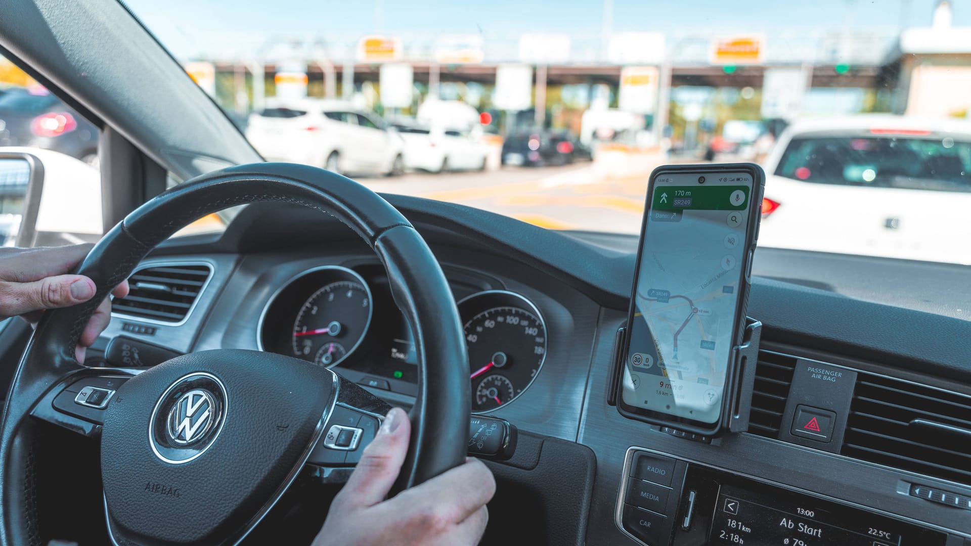 Ein Handy mit Google Maps in einem Auto (Symbolbild): In den USA soll das Navi einen Mann zu einer eingestürzten Brücke geführt haben.